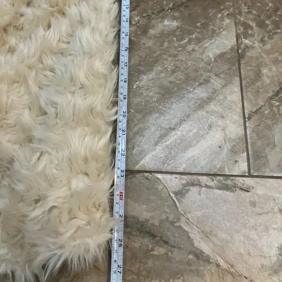 Women’s Boston Proper Faux Fur Vest - Picture 3 of 5